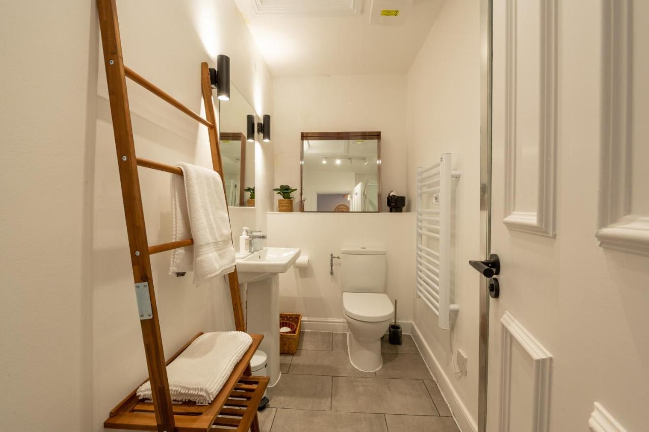 Contemporary Apartment On The Historic Rows Chester Eksteriør bilde